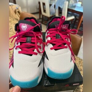 Excellent condition DON 4 Spider Gwen Size 2.5 with box